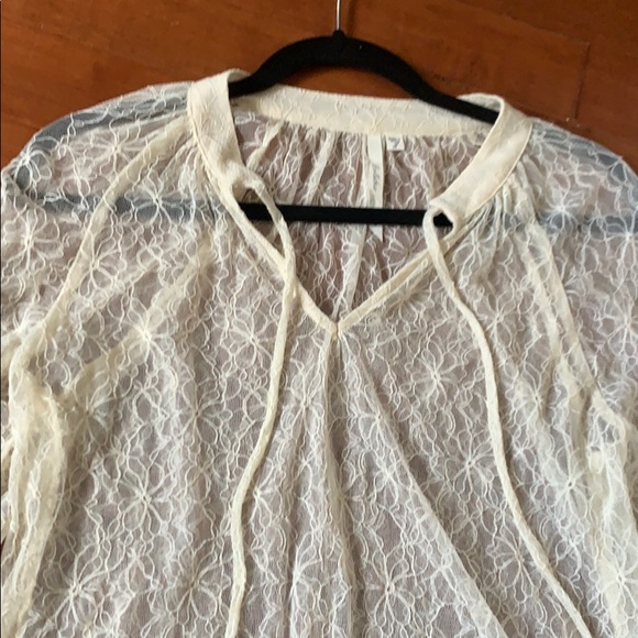 Beautiful sheer lace top - Picture 3 of 3